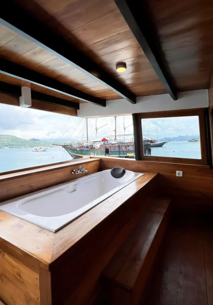 Bathtub with ocean view aboard a phinisi yacht in Komodo